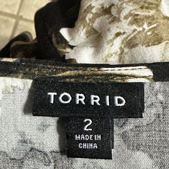 Torrid size 2 (2X) black floral v neck back lacing short sleeve button front top - Picture 5 of 9